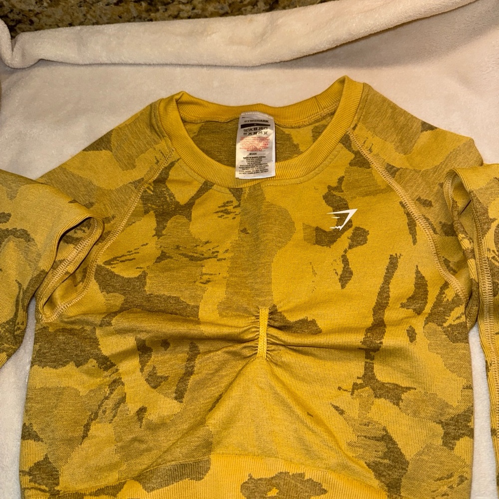 GYMSHARK ADAPT CAMO CROP TOP